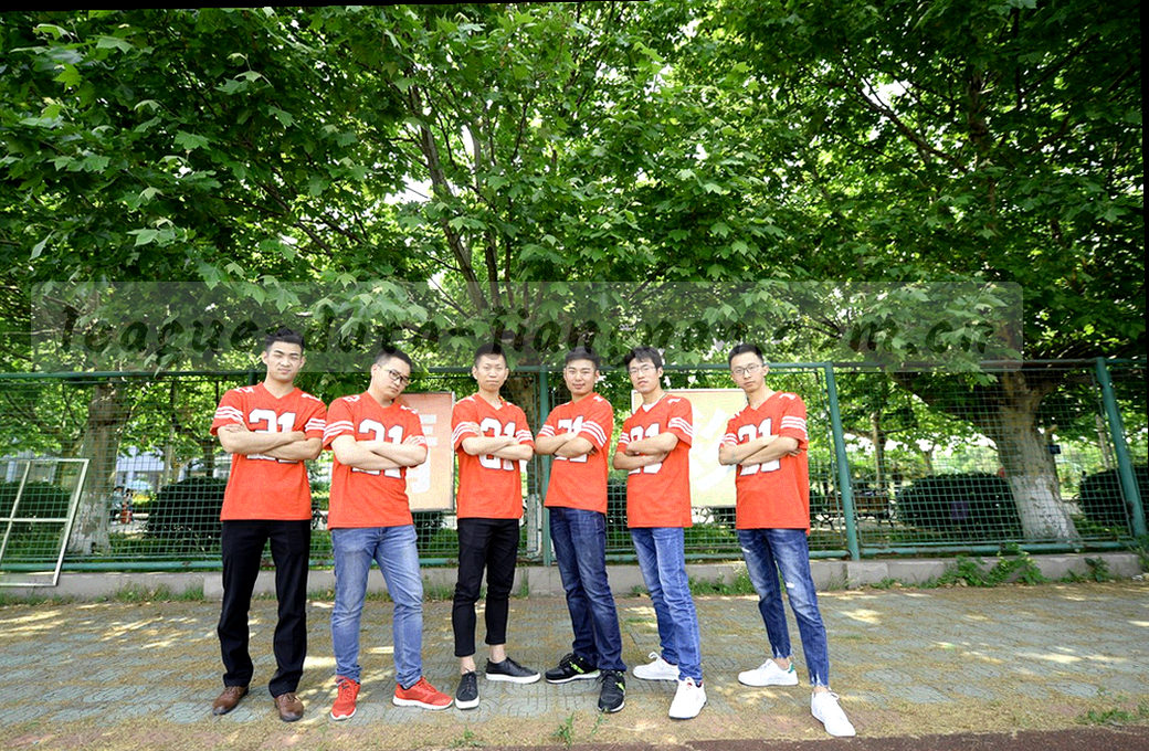 由刻度与光带构成的水平时间流抽象图，墨绿底色上分布暖橙节点